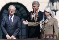 Le président américain Bill Clinton, le chef de l’OLP Yasser Arafat et le Premier ministre israélien Yitzhak Rabin lors d’une cérémonie en septembre 1993 à Washington, après la signature du premier accord d’Oslo. Photo d’archives AFP