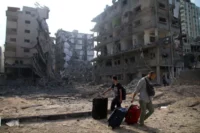 Ciudadanos palestinos evacúan sus casas tras bombardeos israelís en Ciudad de Gaza, Gaza, el 10 de octubre 2023.Ahmad Hasaballah (GETTY IMAGES)
