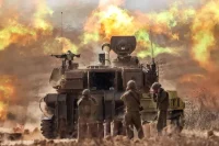 Un obús autopropulsado del ejército israelí dispara rondas cerca de la frontera con Gaza, en el sur de Israel, el 11 de octubre de 2023.JACK GUEZ (AFP)