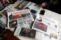 Un hombre hojea algunos periódicos israelíes en un café en Jesuralén, en enero de 2020.RONEN ZVULUN (Reuters)