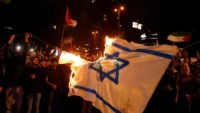 Un grupo de manifestantes quema la bandera de Israel en Estambul. Reuters