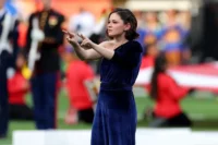 La actriz Sandra Mae Frank interpreta el himno nacional de EE UU con lengua de signos antes de la Super Bowl de 2022 en Los Ángeles.Kevin C. Cox (AFP)