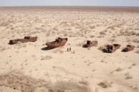 Barcos oxidados en la arena de Uzbekistán. Moynaq fue en su día un próspero puerto en el mar de Aral, pero ahora es una ciudad desierta desde que desapareció el mar. Carolyn Drake/Magnum