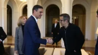 El cómico Andreu Buenafuente saluda a Pedro Sánchez durante una audiencia en el Palacio de la Moncloa. La Moncloa