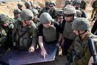 Photo d'illustration prise et publiée par le cabinet du Premier ministre israélien, Benjamin Netanyahu, le 26 novembre 2023. Il rencontre des soldats dans un lieu secret de la bande de Gaza. Archives AFP